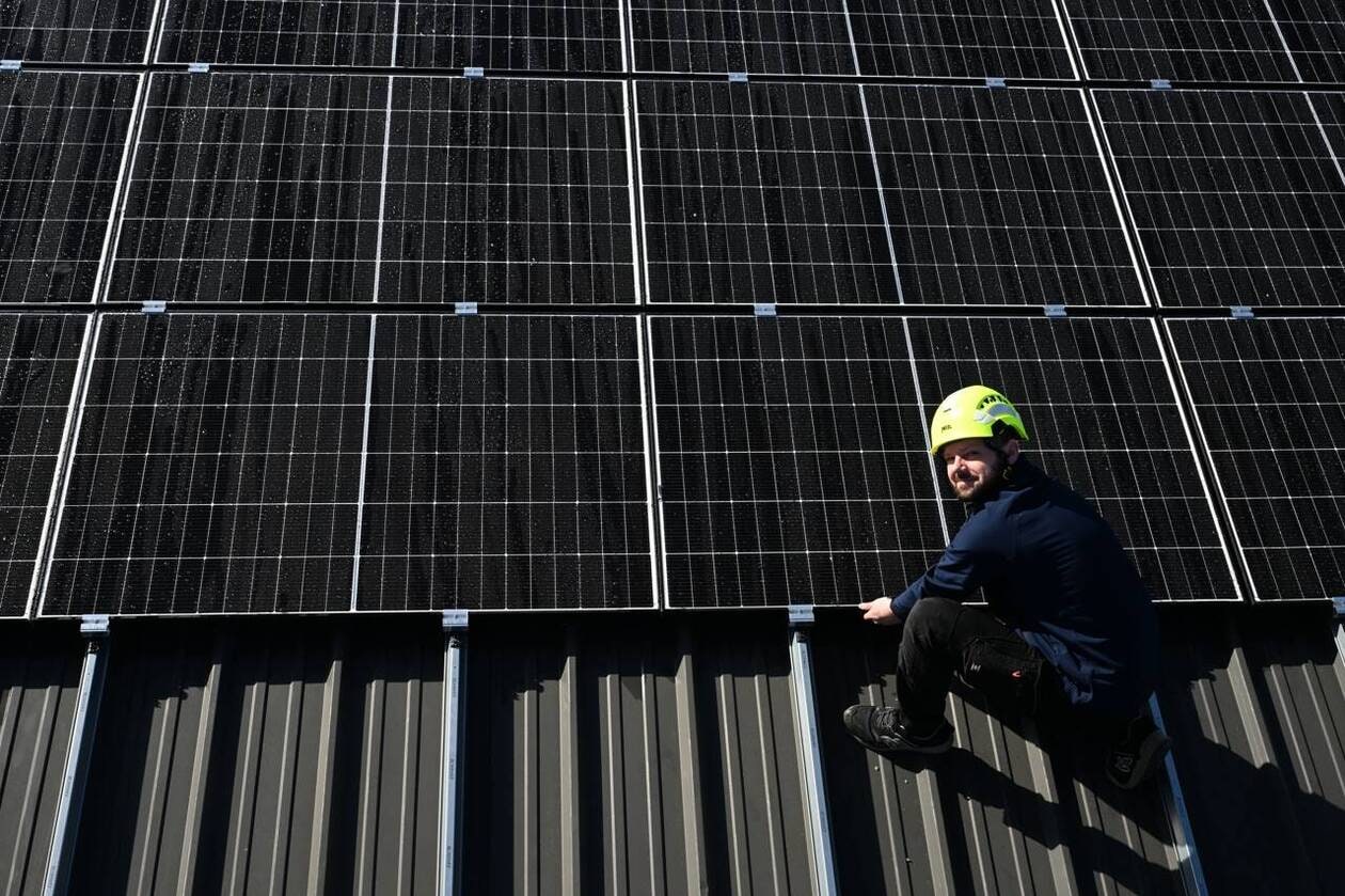 d&eacute;couvrez les diff&eacute;rentes aides financi&egrave;res disponibles pour l'installation de panneaux photovolta&iuml;ques en france. maximisez votre investissement et contribuez &agrave; la transition &eacute;nerg&eacute;tique gr&acirc;ce &agrave; des subventions, cr&eacute;dits d'imp&ocirc;t et dispositifs d'assistance adapt&eacute;s.